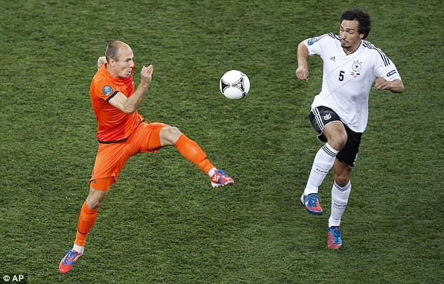 Trung vệ Mats Hummels cản phá Arjen Robben.